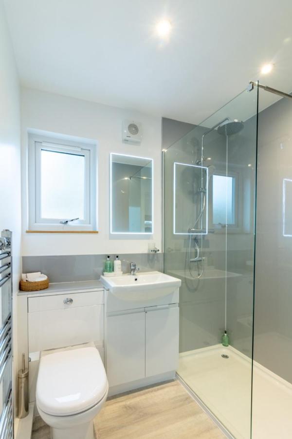 רויברידג' Allt Mor Rentals - Chalet With Hot Tub, And Studio Apartment No Hot Tub מראה חיצוני תמונה