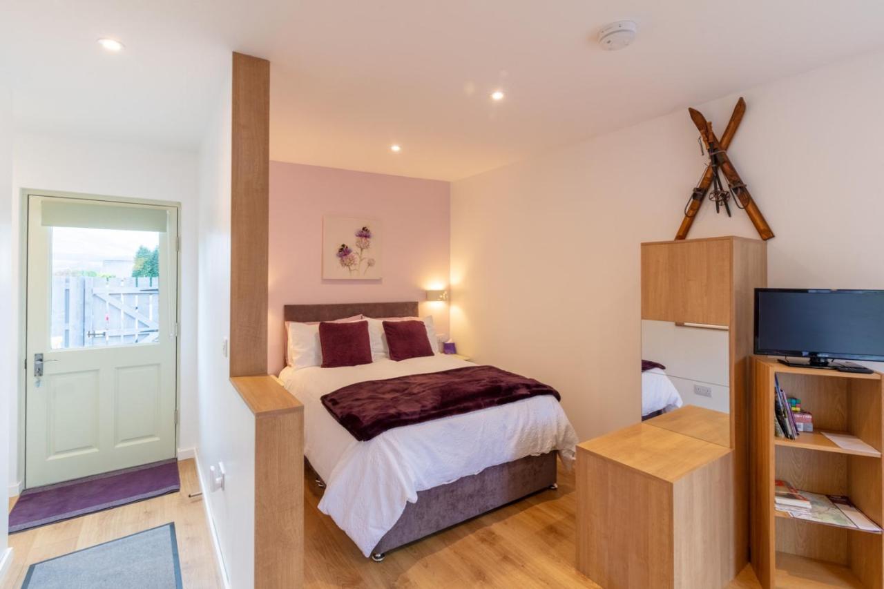 רויברידג' Allt Mor Rentals - Chalet With Hot Tub, And Studio Apartment No Hot Tub מראה חיצוני תמונה